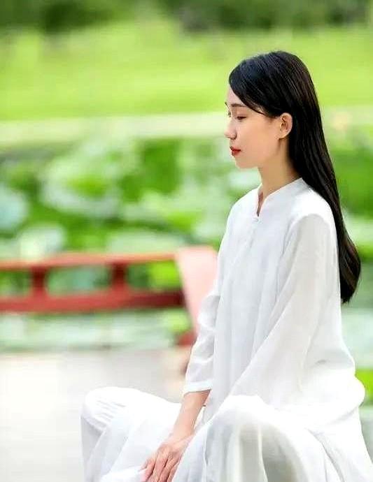 “练了三天,腰比没练还疼,这就是气功?”老赵把膏药拍在桌上,群里瞬间安静。