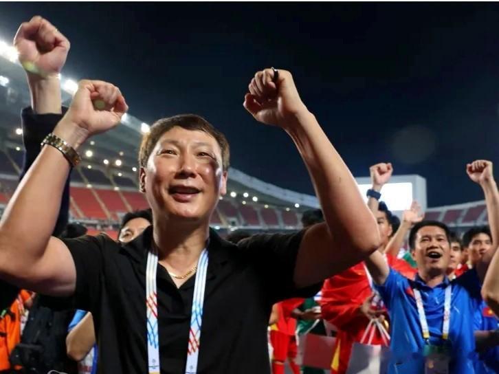 越南主帅表示：我太难了！简单一句话得罪三国球迷，“UncleSáu”下课在