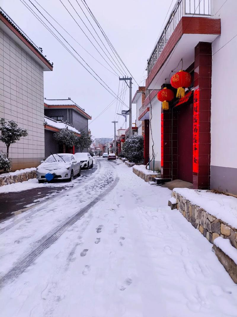 今年过年，村里人跑得特别早！往年这时候，怎么着也要闹到初六初七，一大家子凑在