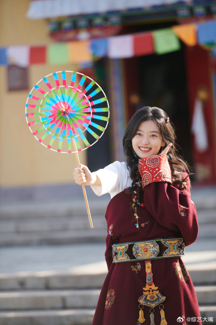 孙千手持彩色风车随拍孙千风车旅拍氛围感直接溢出屏幕，五彩风车成为绝佳道具，民族风