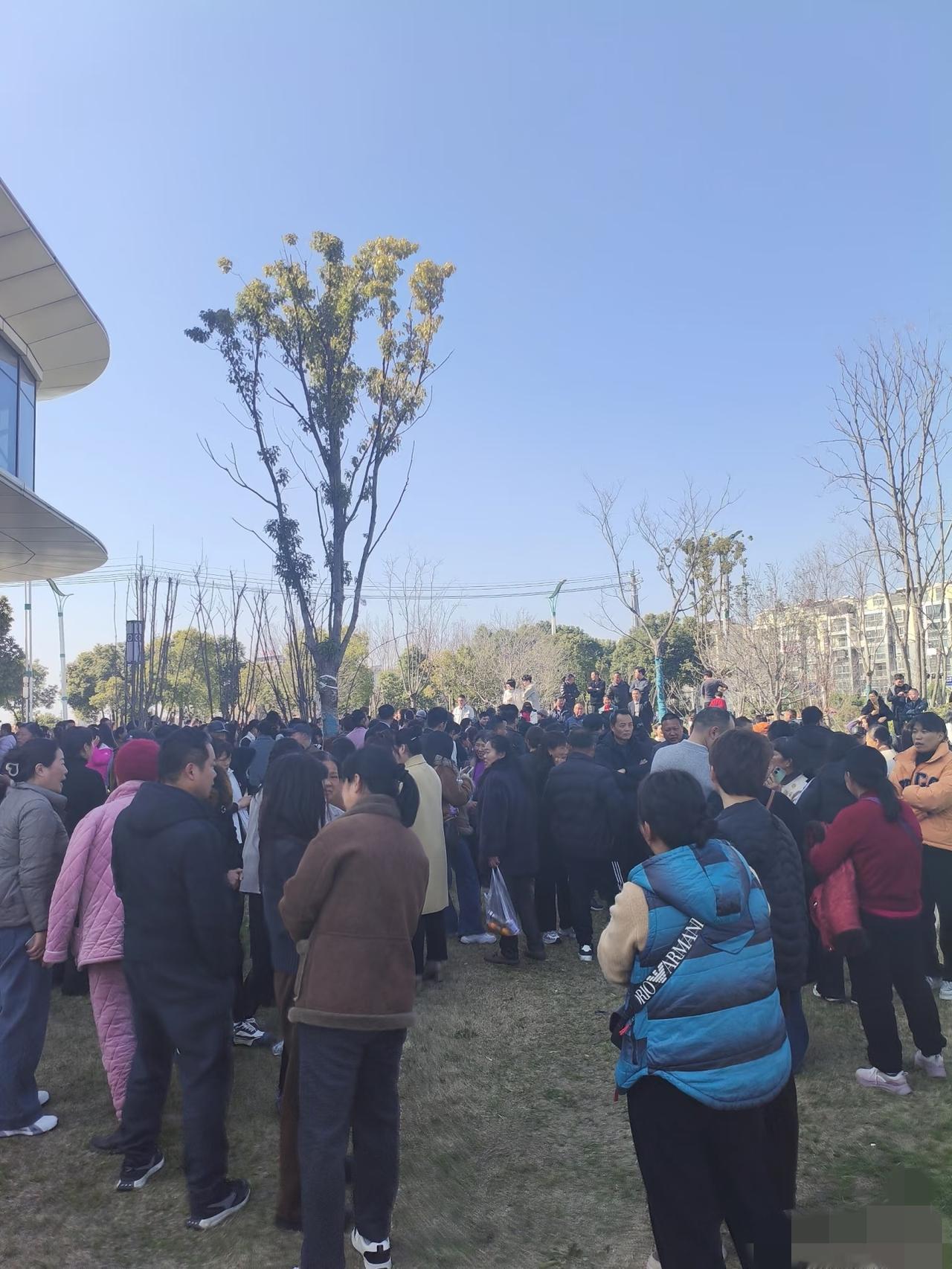 发现了没，现在真的到了找不到对象的时候了！春节期间，安徽无为县城大润发门口，