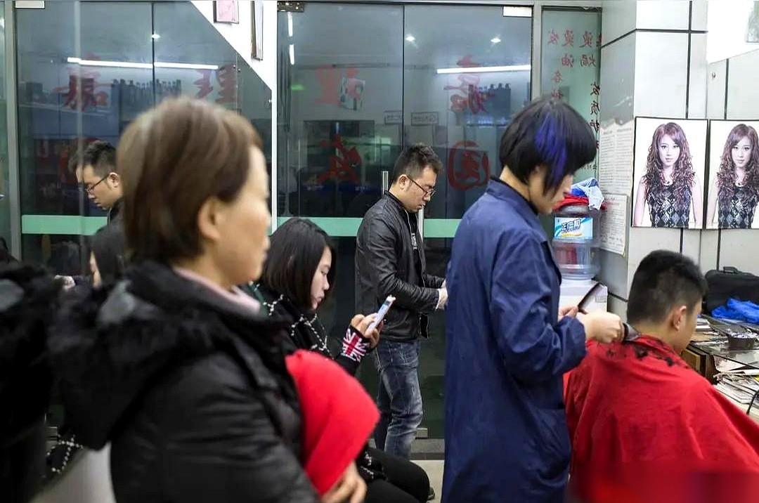 老实人被人骑在脖子上欺负，到底该怎么办？还手吧，防卫过当判三年，赔四十万。不