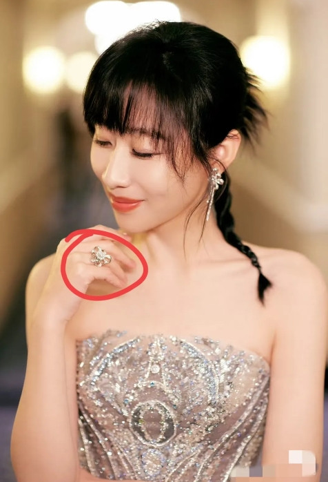 任素汐这张脸，只有低级趣味的人才欣赏不来，他们甚至没有仔细看过就说她丑，真正脑子