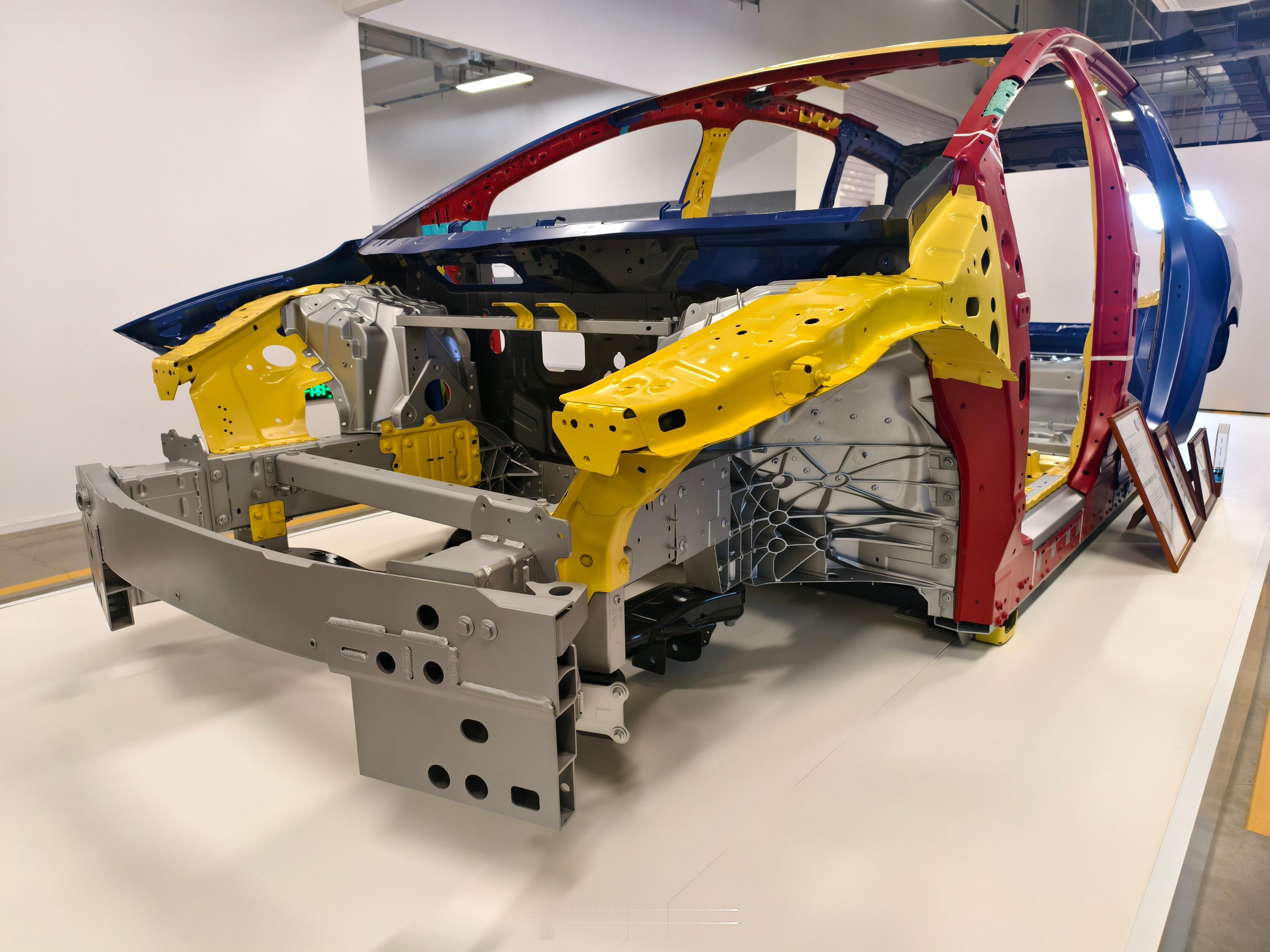 理想i8的白车身，图3、4、5分别是前防撞梁+吸能盒、后防撞梁、自研的高强度不锈