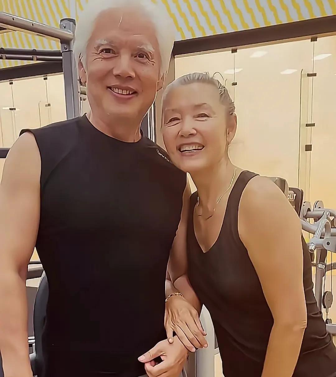 71岁姜黎黎现身美国健身房，老公汪宝生头发花白精神气超同龄人说到姜黎黎这个名字