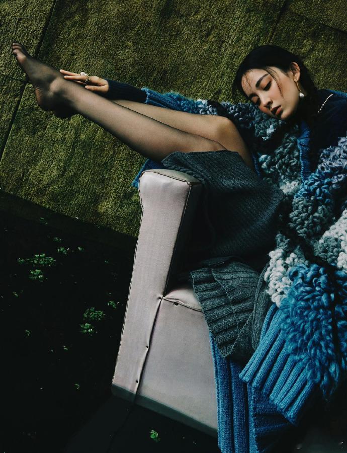 娜扎一字马腿长谁懂这种惊艳！娜扎的腿纤细笔直自带修长感，一字马动作一亮相直接美