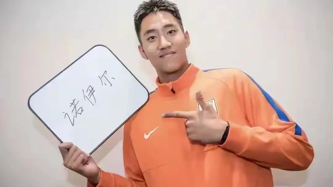太业余了！于金永低级失误送给深圳新鹏城禁区内间接任意球。于金永抱起球后放下，随