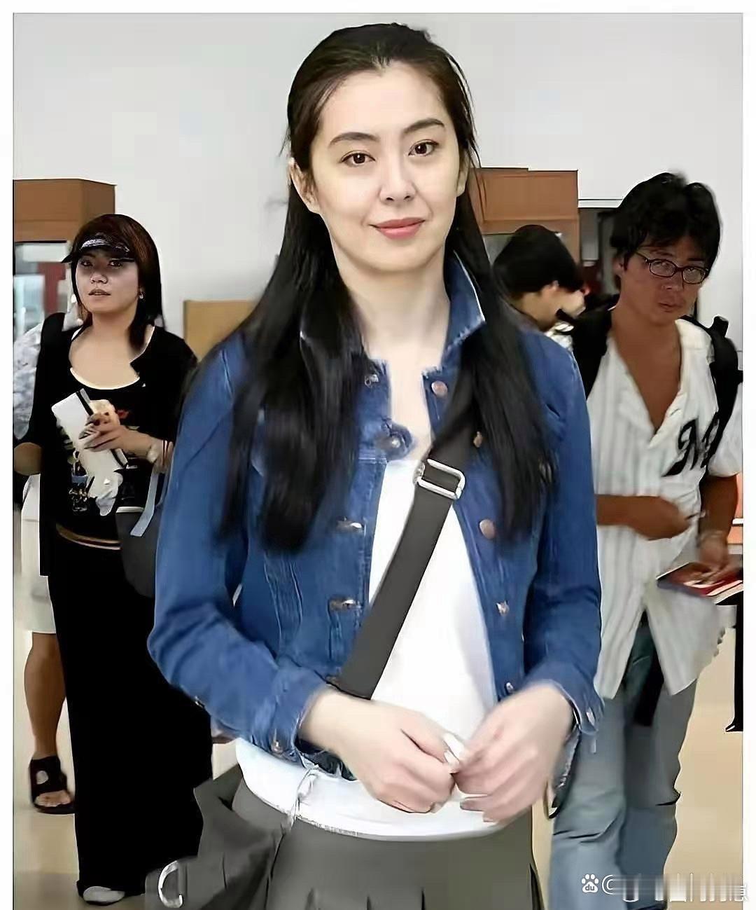 58岁王祖贤现身上海机场，长发飘飘气质依旧出众，粉丝直呼瞬间梦回聂小倩，惊艳如初