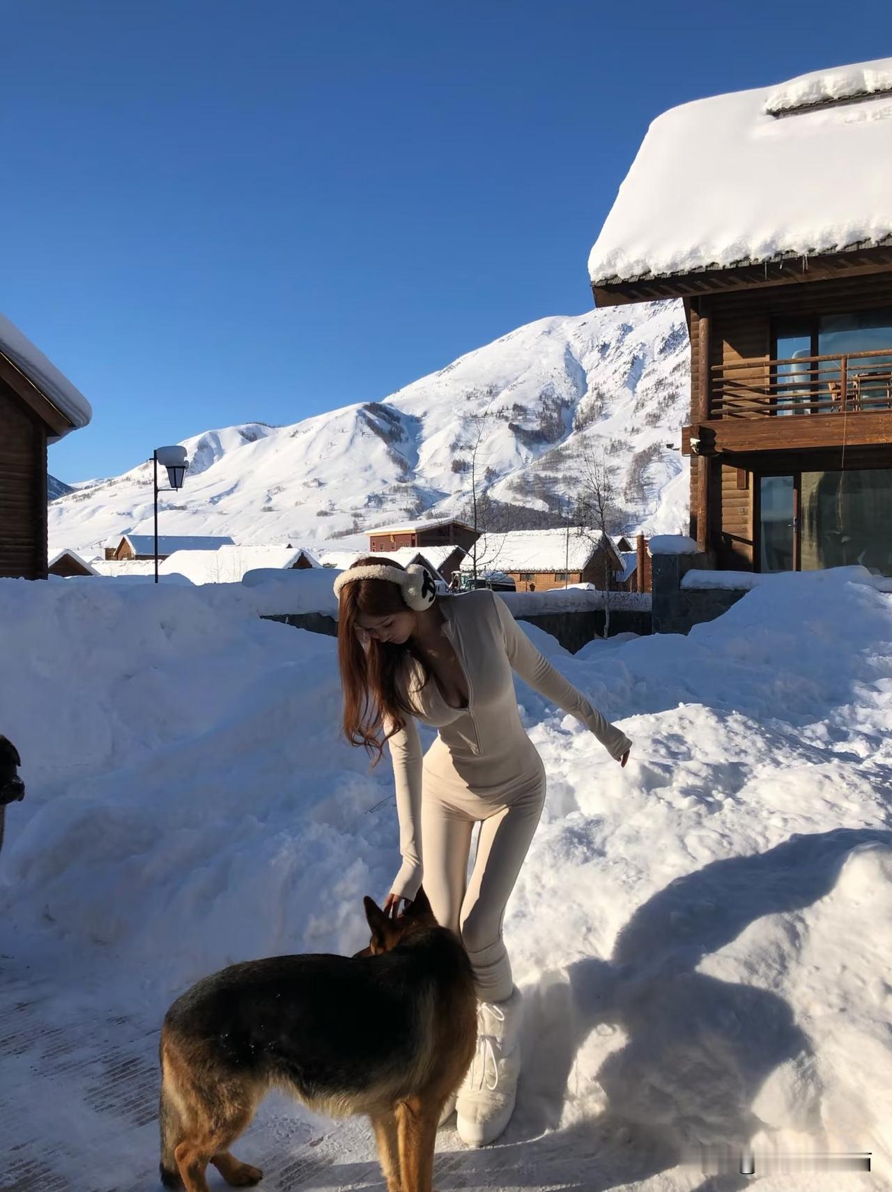 如何穿搭出满满高级感?浮世三千吾爱有三：日、月与卿。