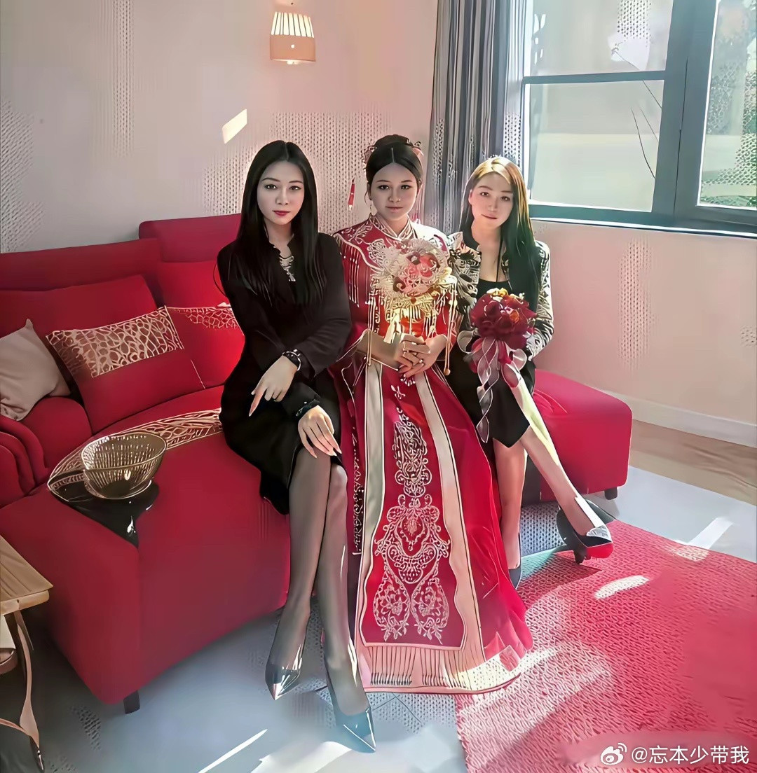 严重怀疑两个伴娘是来抢镜头