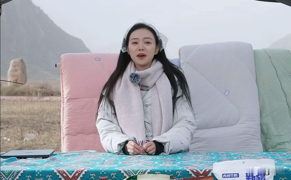 小贝现在好幽默的直播时导播切了远处羊群吃草的景象观众说把小羊上链接小贝学着