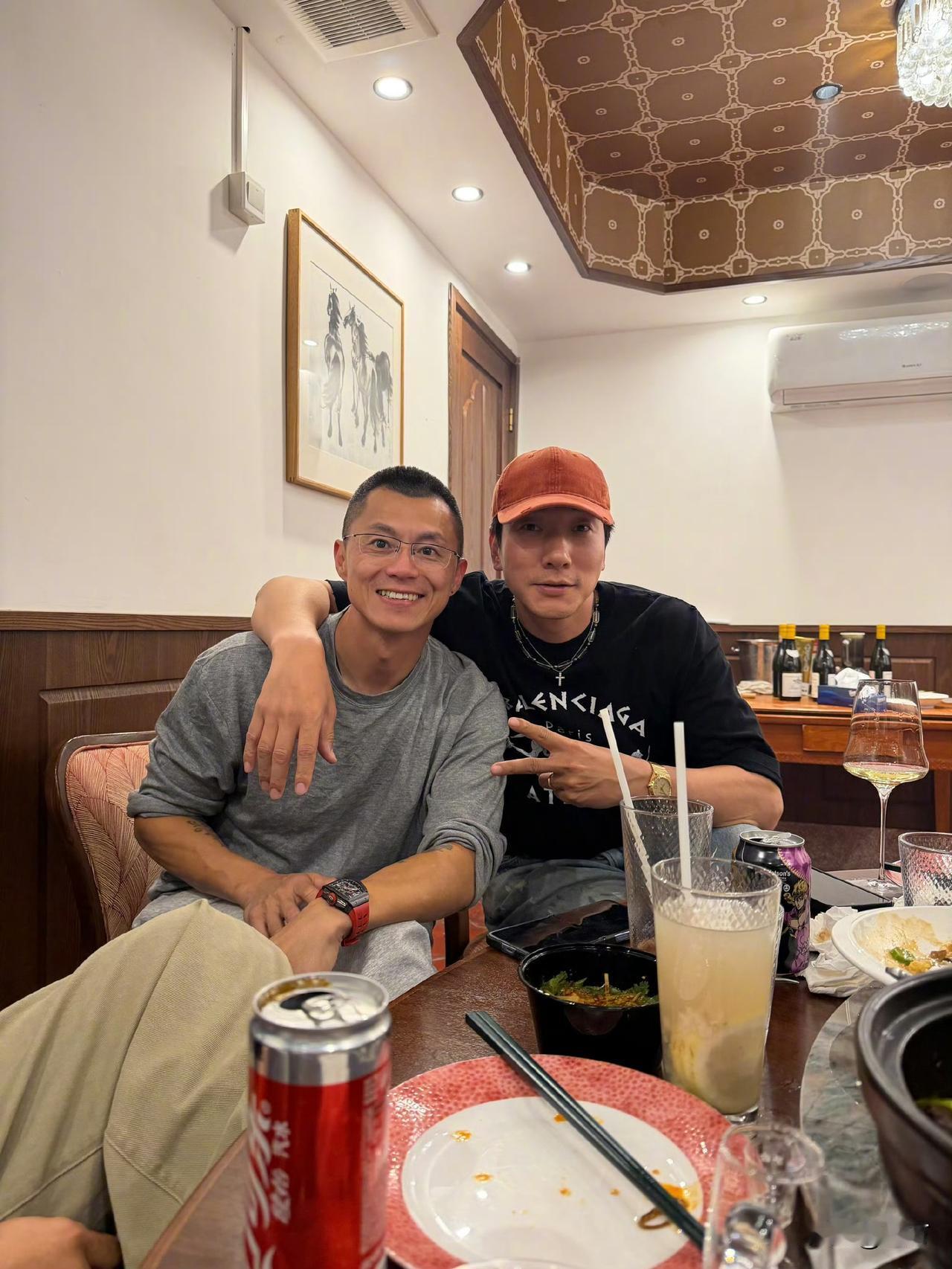 陈震和张亮一起生酮饮食！今天晚上陈震在社交网络晒出了他与张亮的合照，大家都