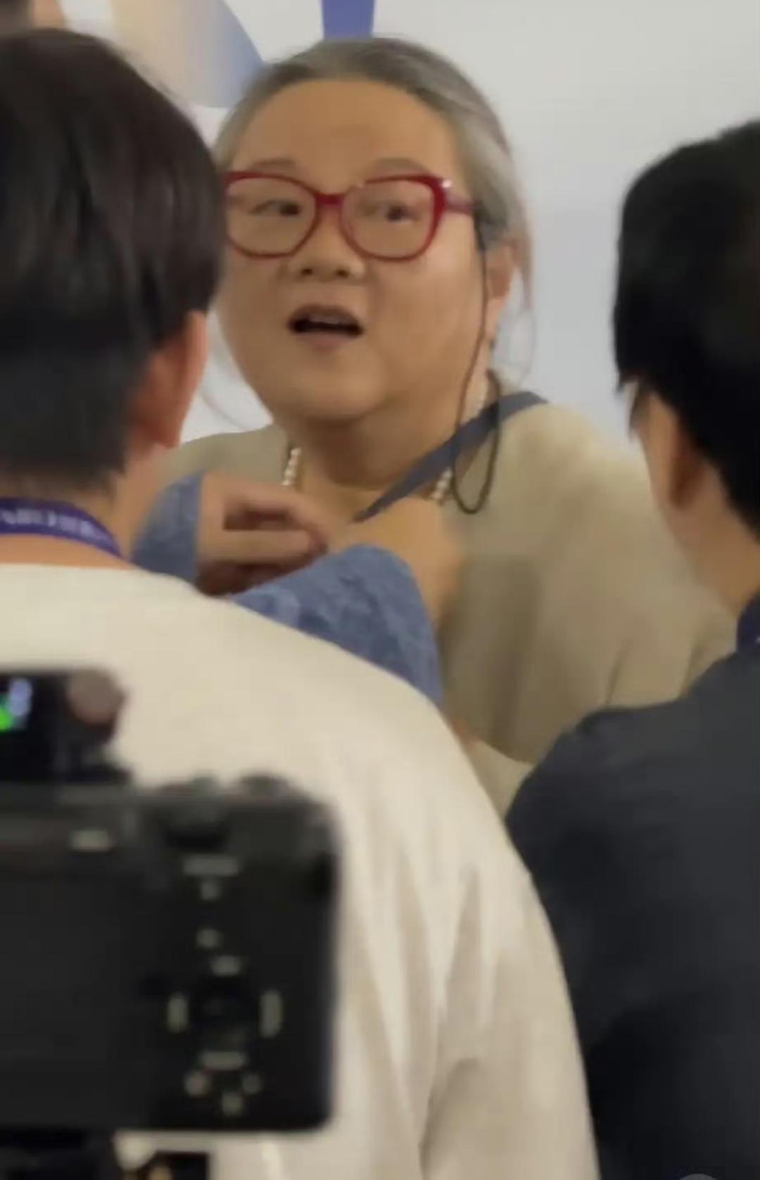 陈凯歌第一任妻子北京看秀，她已经头发花白变成了老奶奶模样！说实话她跟陈红完全不