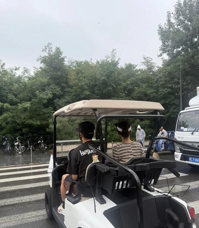 郑恺苗苗带三个娃到阿那亚度假，抽空牵手约会突遇大雨坐观光车，苗苗生完三胎穿条纹裙背影又高又瘦！网友：
