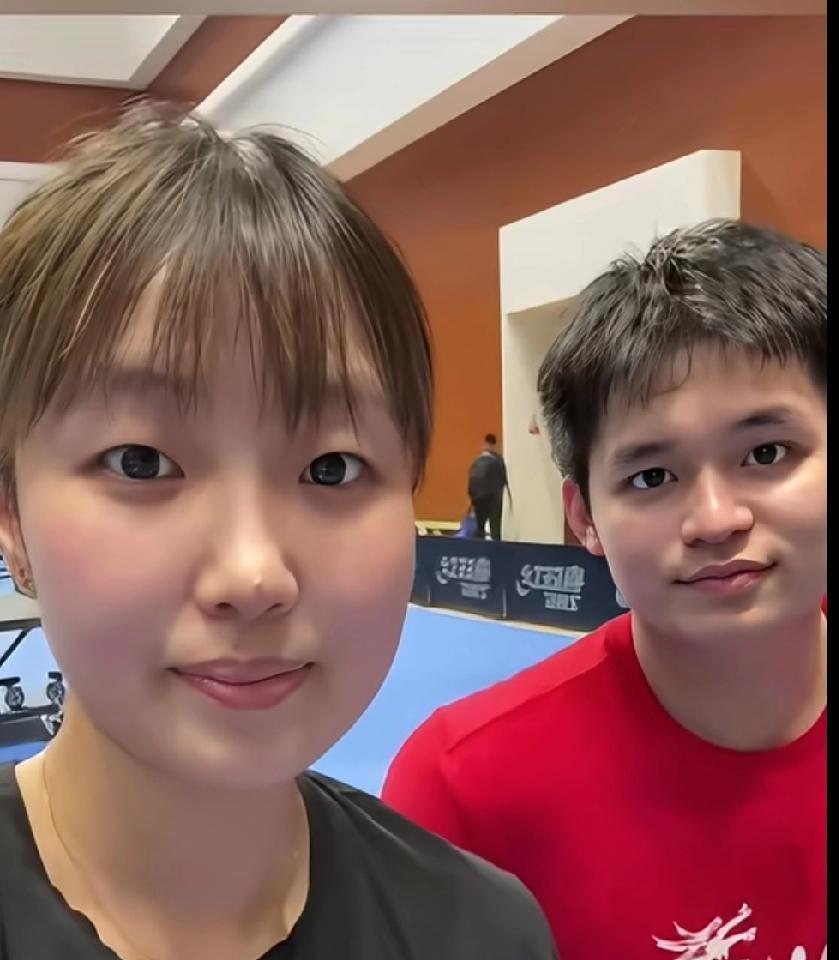 乒乓赛场亮点！林诗栋同框这位漂亮乒乓选手，你认识吗？林诗栋有着灵动的大眼睛，穿