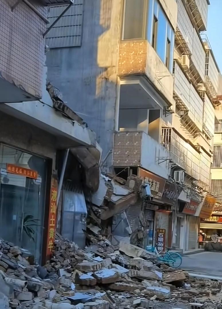 住在广州三元里附近的朋友们可要小心了最近很多附近的朋友发现，有现场的工作人员已