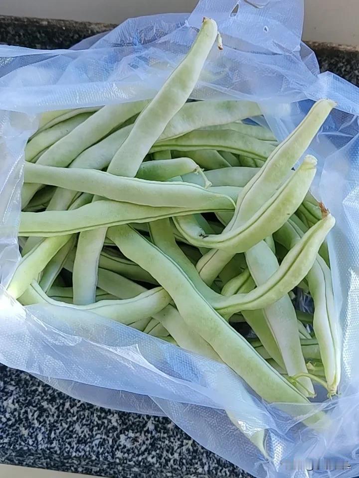 看看这里的蔬菜价格怎么样？豆角，2块，黄瓜，2块，西红柿，2块，茄子，2