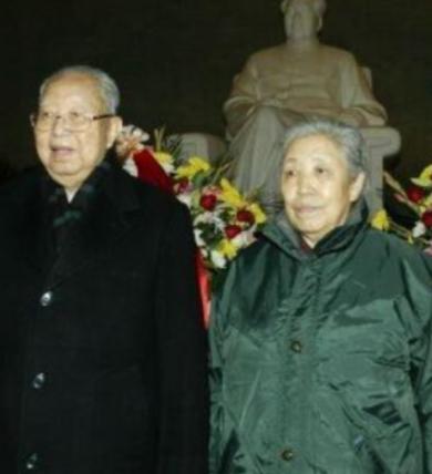 华国锋退休后，和妻子韩芝俊住在北京西城的一座四合院中，这座四合院里有很多间房子，