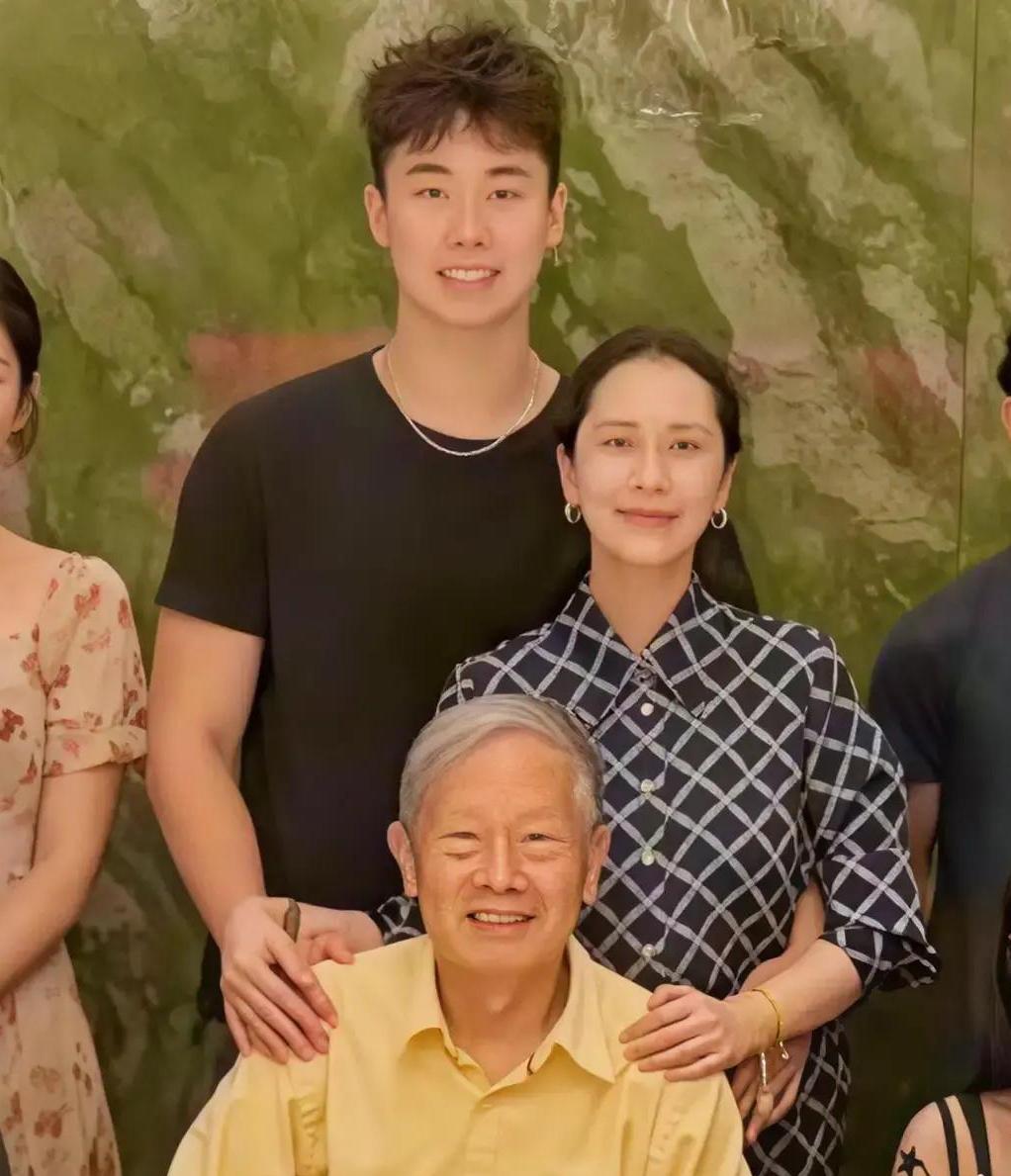 海清终于开始“炫耀”自己的儿子蛋妞，感觉老稀罕自己儿子了！海清家庭聚会照曝光