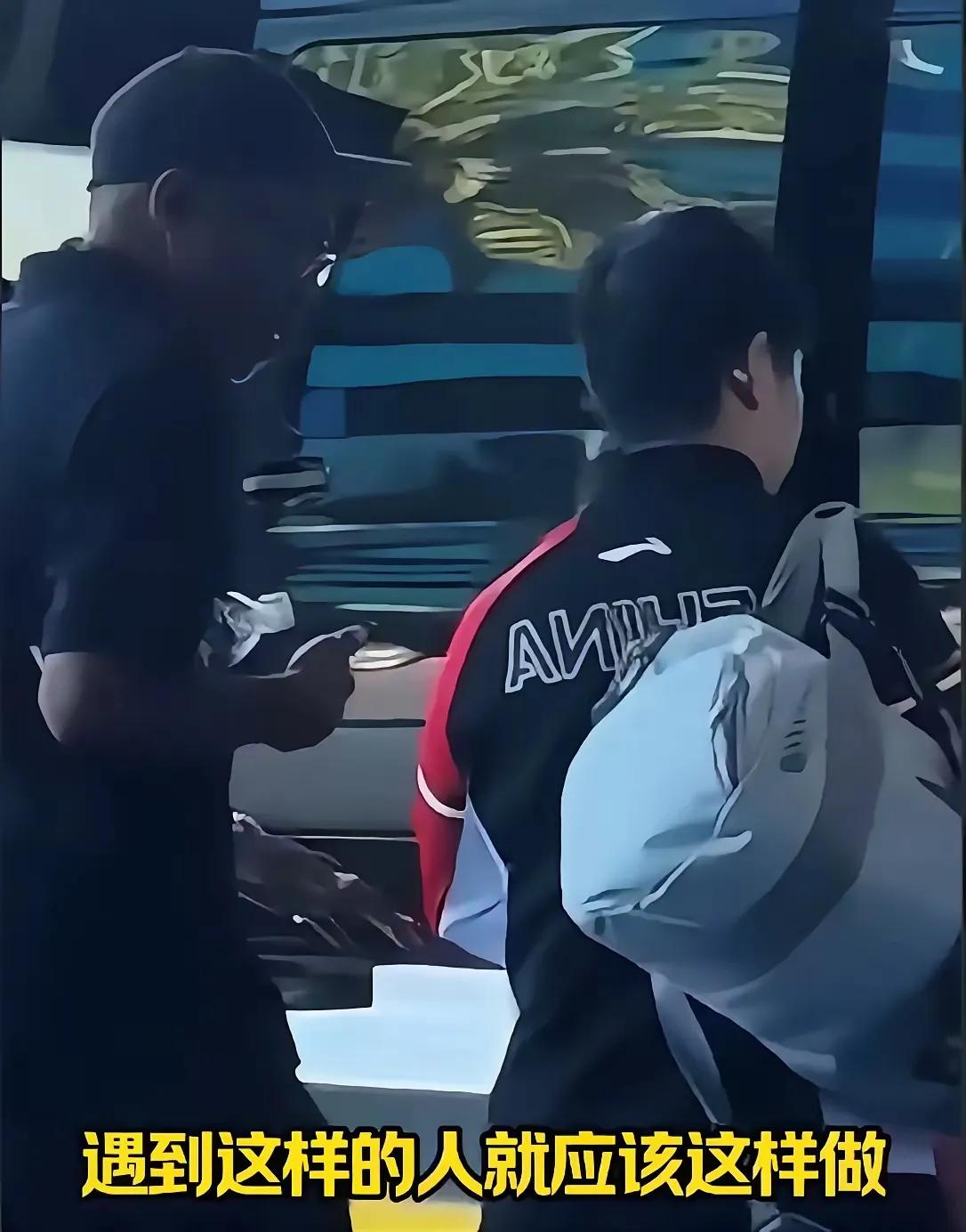 一觉醒来，发现莎莎在下训的路上，被一个黑人跟了过来，并且一直搭讪莎莎，好在莎莎对