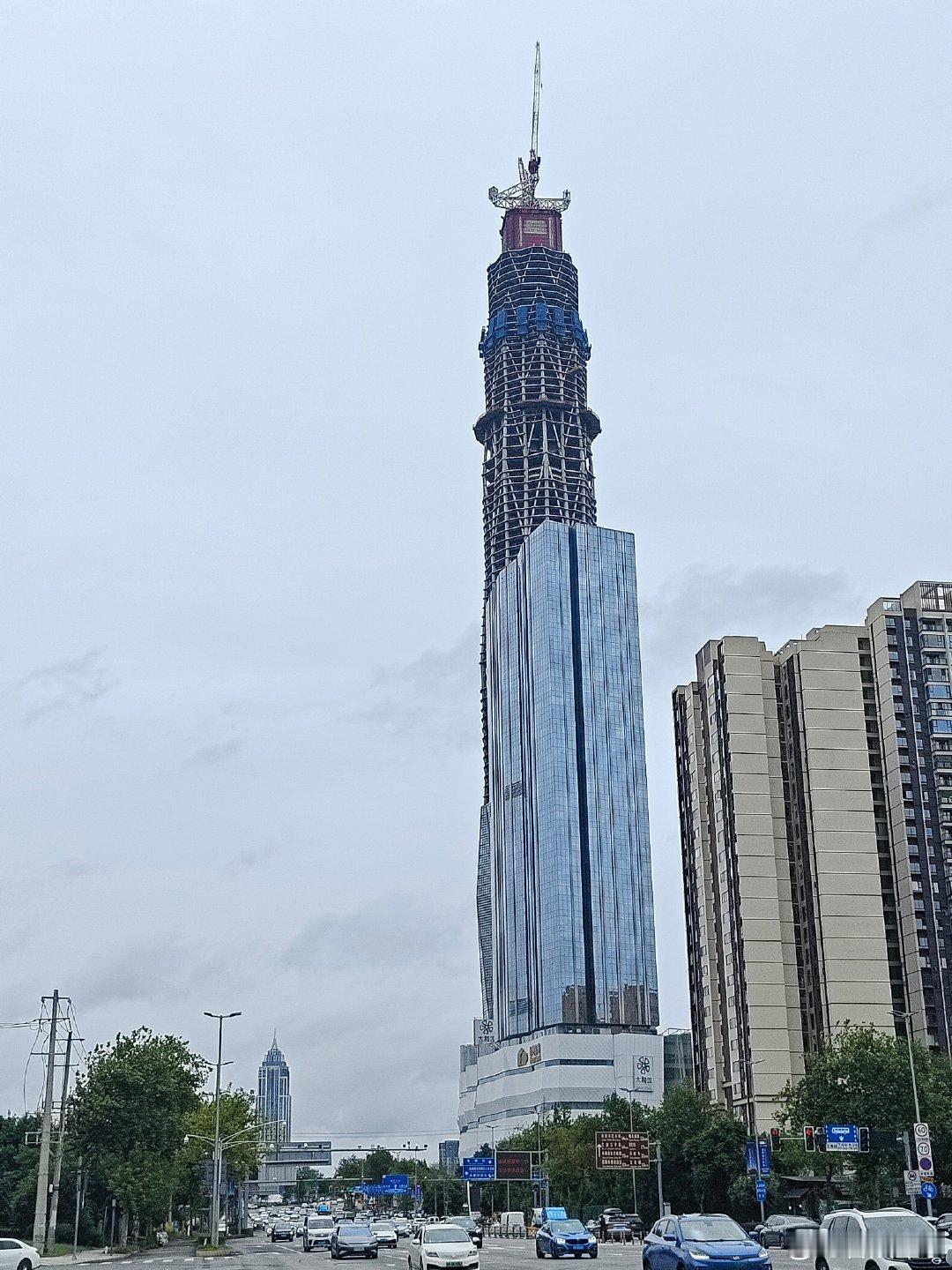 怎么走到著名烂尾楼来了？！绿地468堪称成都房产界的纯元皇后，虽然烂尾，但地位高，旁边的绿地控股就像