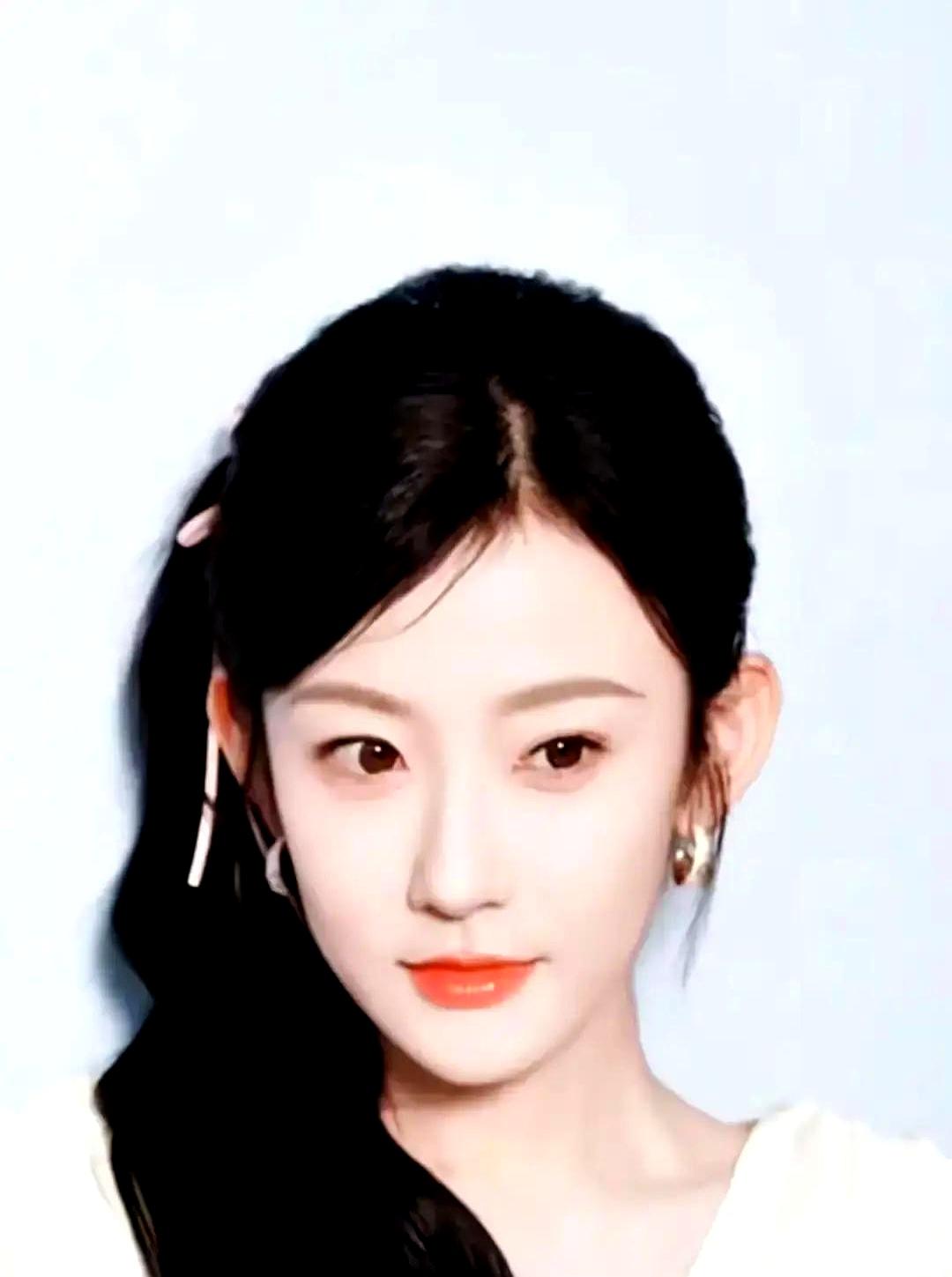 “塌房”来得比剧情还快！韩雨桐翻车，新剧直接换脸重拍，300万打水漂，评