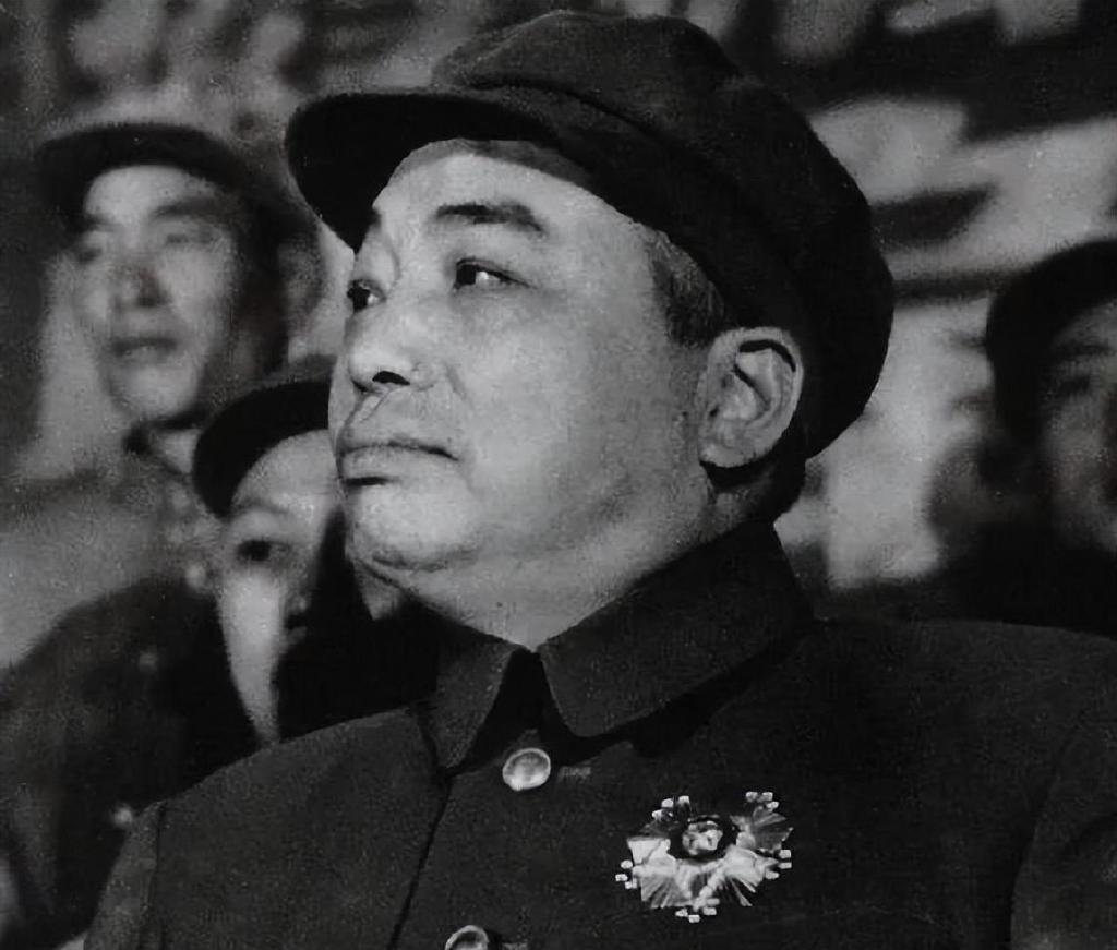 1954年，金日成派人送来24箱苹果给毛主席，主席收到后让拿给警卫团享用，然而当