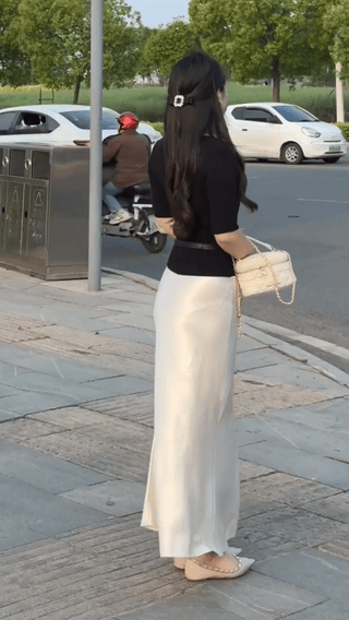 别人的老婆穿啥都比自己的好看[捂脸哭][捂脸哭]