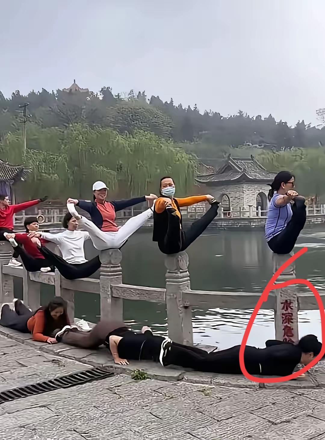 真搞不懂，有些退休阿姨闲下来怎么净爱干这种离谱事！景区狭窄石柱上，水深危险