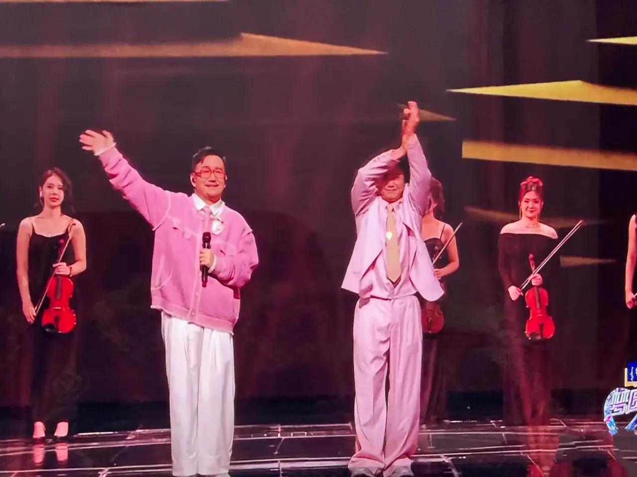 一觉醒来，筷子兄弟就登上热搜。不过这热搜可不是什么好事，而是一件尴尬事情，两