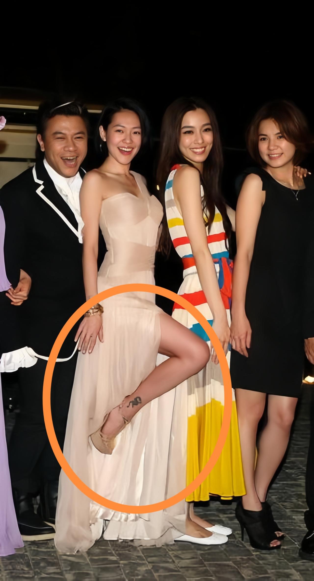 小S在姐妹团合照里，总是特别会摆S型肢体pose，高调又亮眼，仿佛在无声宣告：自