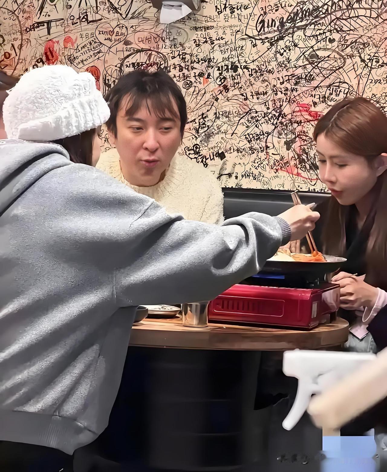 看到王思聪现状真是不胜唏嘘38岁的王思聪，在韩国烤肉店被拍到。身边三个美女，挡