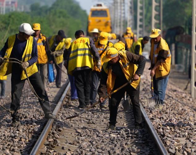 朋友说了这样的一件事情。她在铁路上班，是一名检修工。铁路过去发工资都是十三号