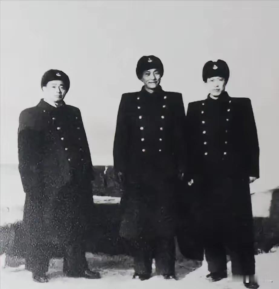 1946年的一天深夜，牡丹江军区司令李荆璞正在休息，突然警卫排长手持利刃溜进屋里