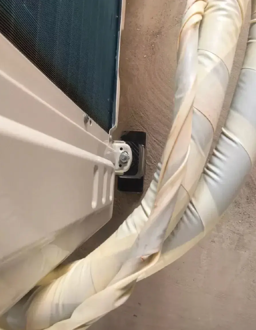 我被朋友家的空调狠狠打脸今天在朋友家玩，发现她家的每台空调外机的下面都加了橡
