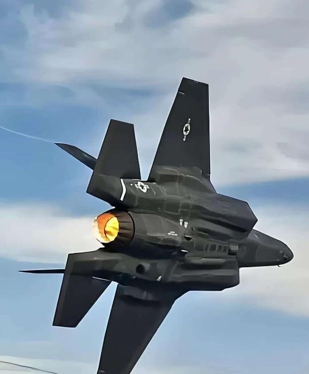 很多人以为日本怕的是中国的歼-20或航母战斗群，错了！真相是，东京根本不怕你的先