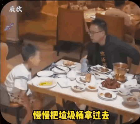 父亲带着儿子去吃自助餐，儿子每次都拿很多食物，父亲问：“这么多能吃得完吗？”儿子