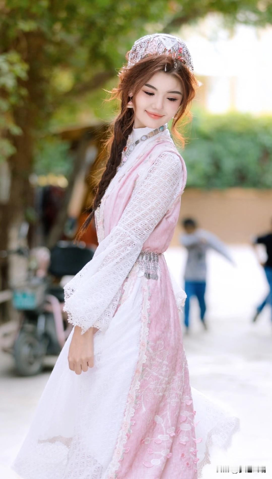 梦幻维族少女，轻盈漫步在古街，粉白相间的长裙随风飘逸，宛如画中仙子。