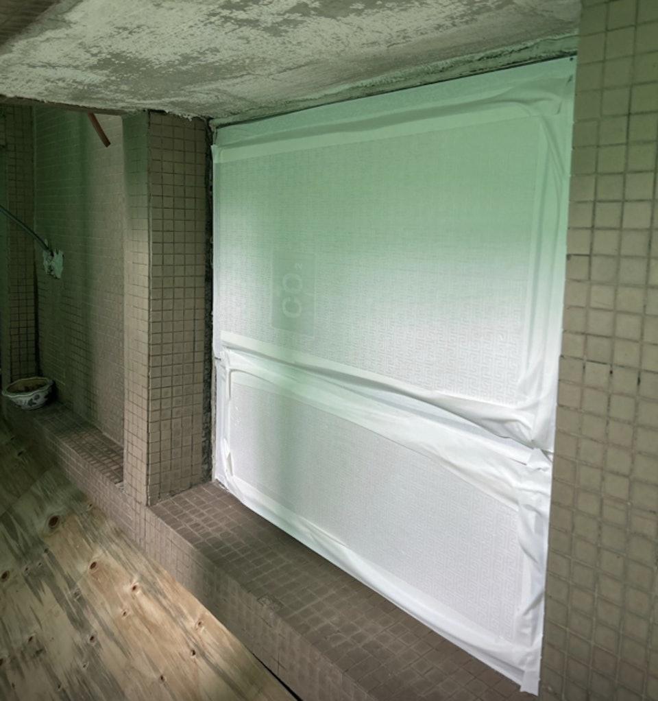 据港媒报道香港消防发现两处“不寻常”，大厦外墙的保护网、保护膜、一些防水帆布及塑