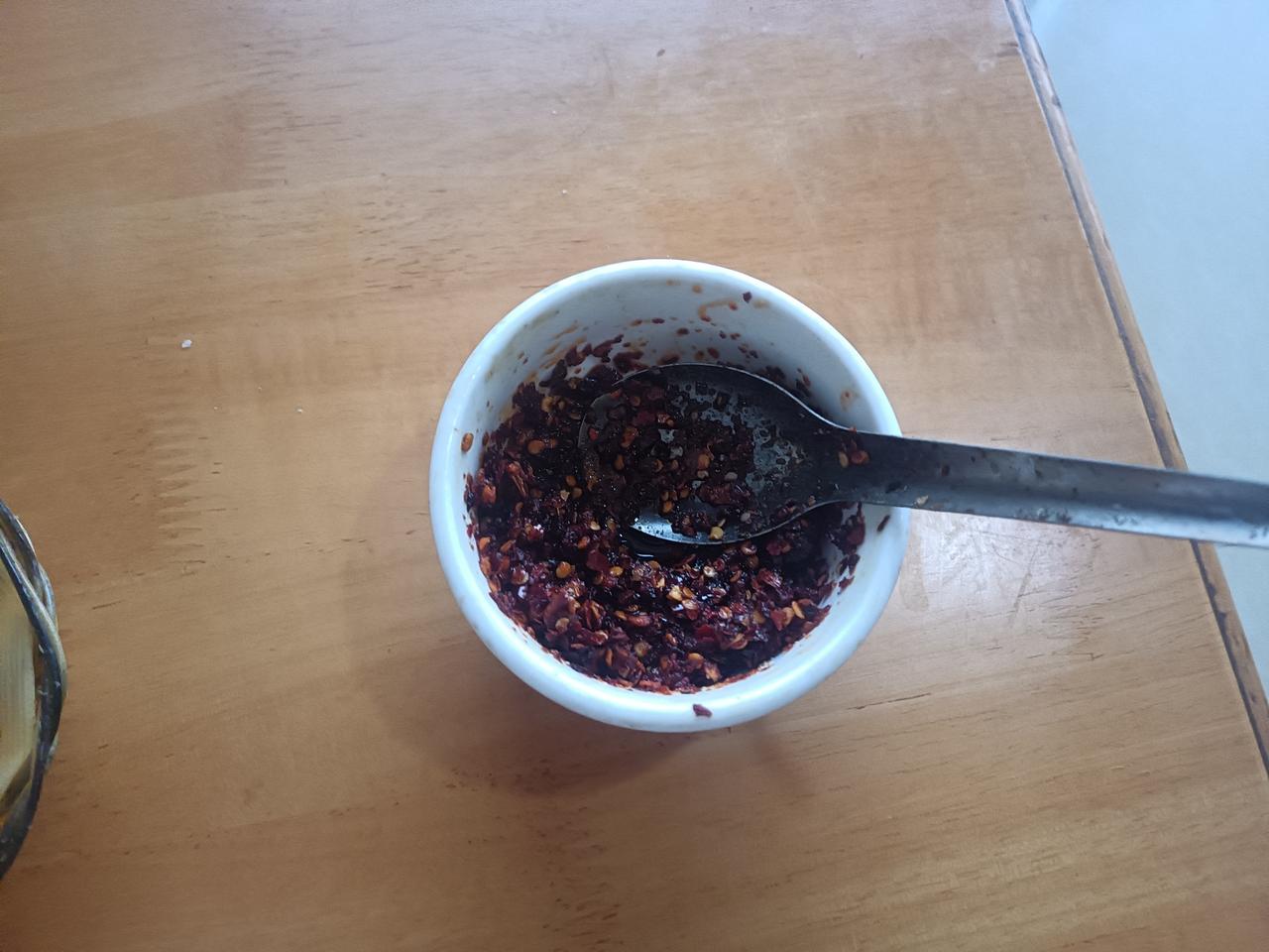 俩烧饼两块钱；一碗老豆腐一块五；一碟子免费的小咸菜；老豆腐里加点老板自制的辣椒油