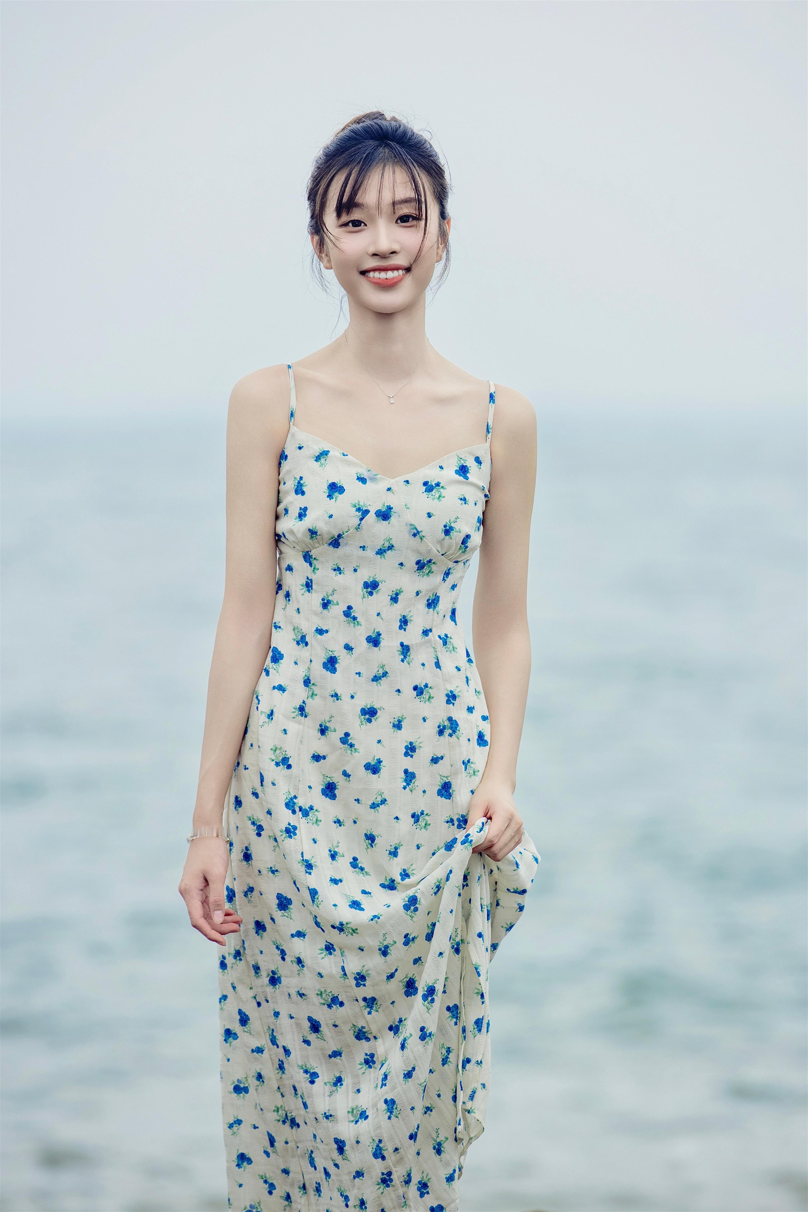 钟雯冠秋日美图上线：海边碎花吊带，清新怡人​​​