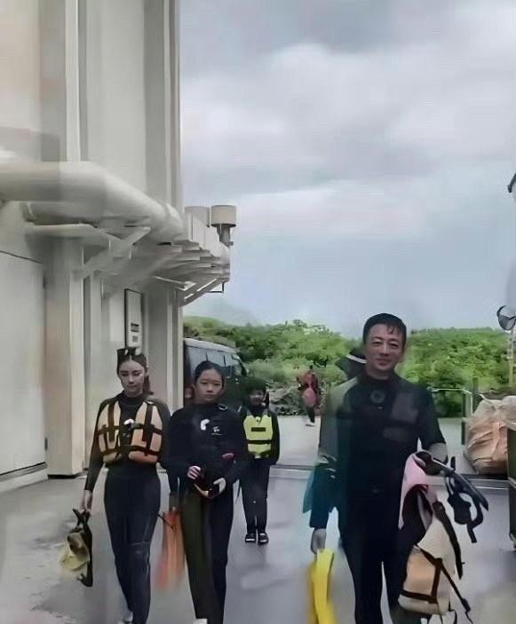 大S女儿小玥儿终于把头发扎起来啦！这一亮相，直接惊艳全网！之前小玥儿总是长发披