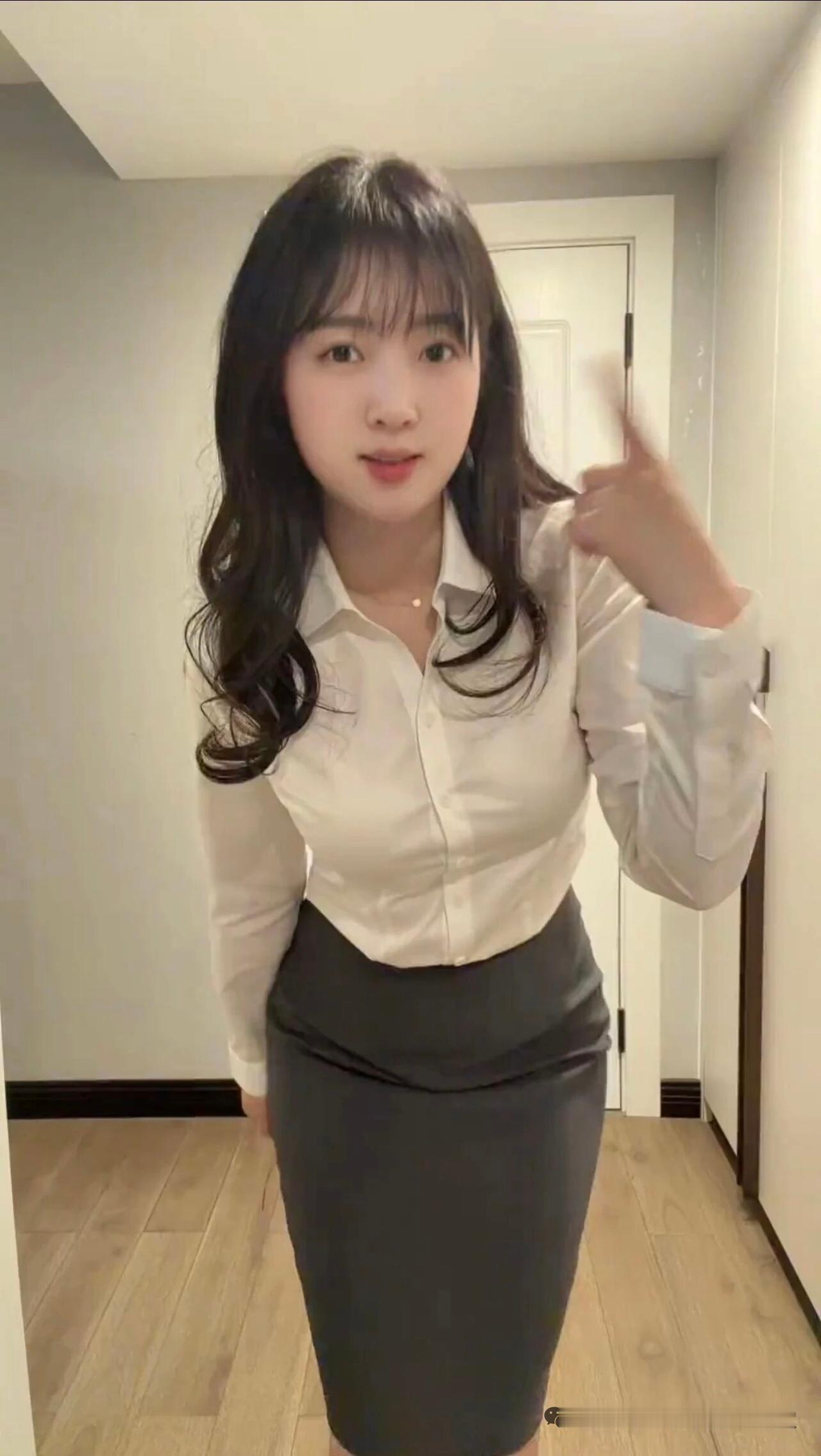 穿白衬衫黑裙子的女生在自拍。