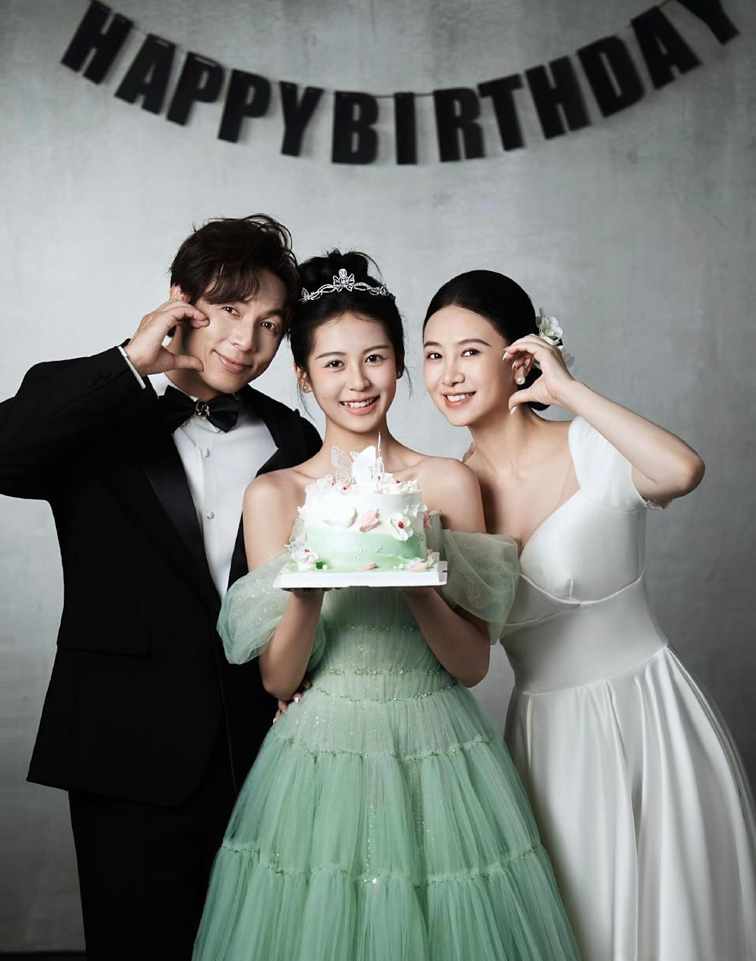 翁虹和老公一起为女儿庆祝18岁生日，一家三口拍摄全家福，三个人的颜值都好高。女儿