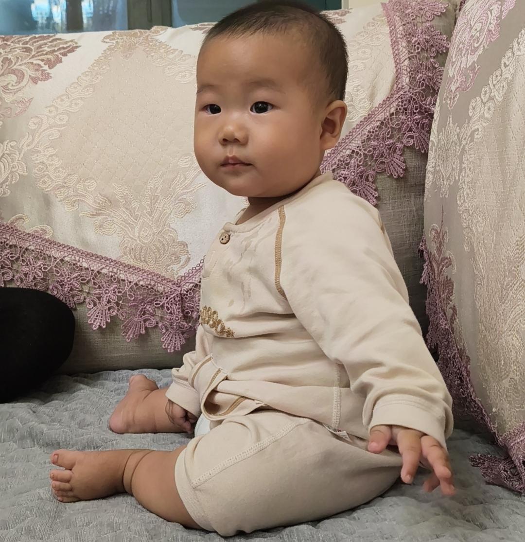 你会让孩子穿别人的旧衣服吗？我向来都不介意！前几日，同事送来了两件73码的连体