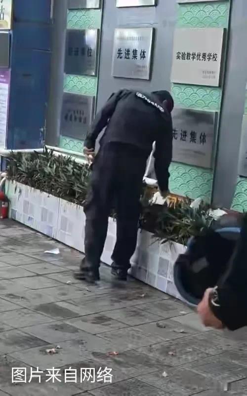谁给学校保安这么大的胆儿？频频爆出学校保安把学生家长或学生的外卖丢弃掉的新闻。