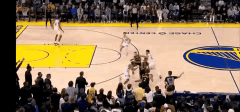 库里，你还不明白吗？联盟这铁定是想让你早点退役了，这种程度的犯规是不会有哨的。