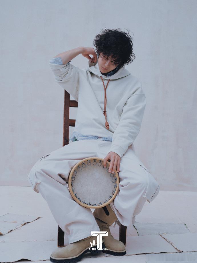 王一博自得其乐不亦乐乎王一博不看镜头就出片王一博自得其乐不亦乐乎，王一博不看镜头