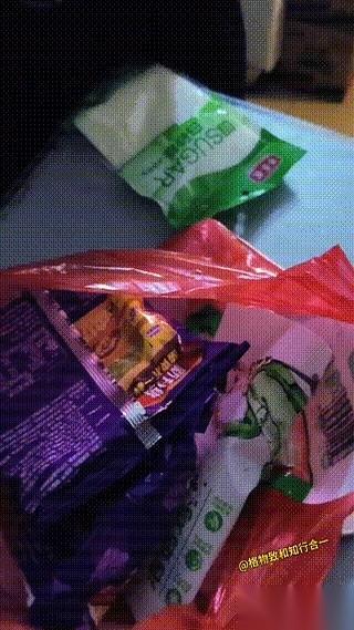 十分钟，就十分钟。那堆刚结完账的东西，又被原封不动地拎回了柜台。来退货的，不