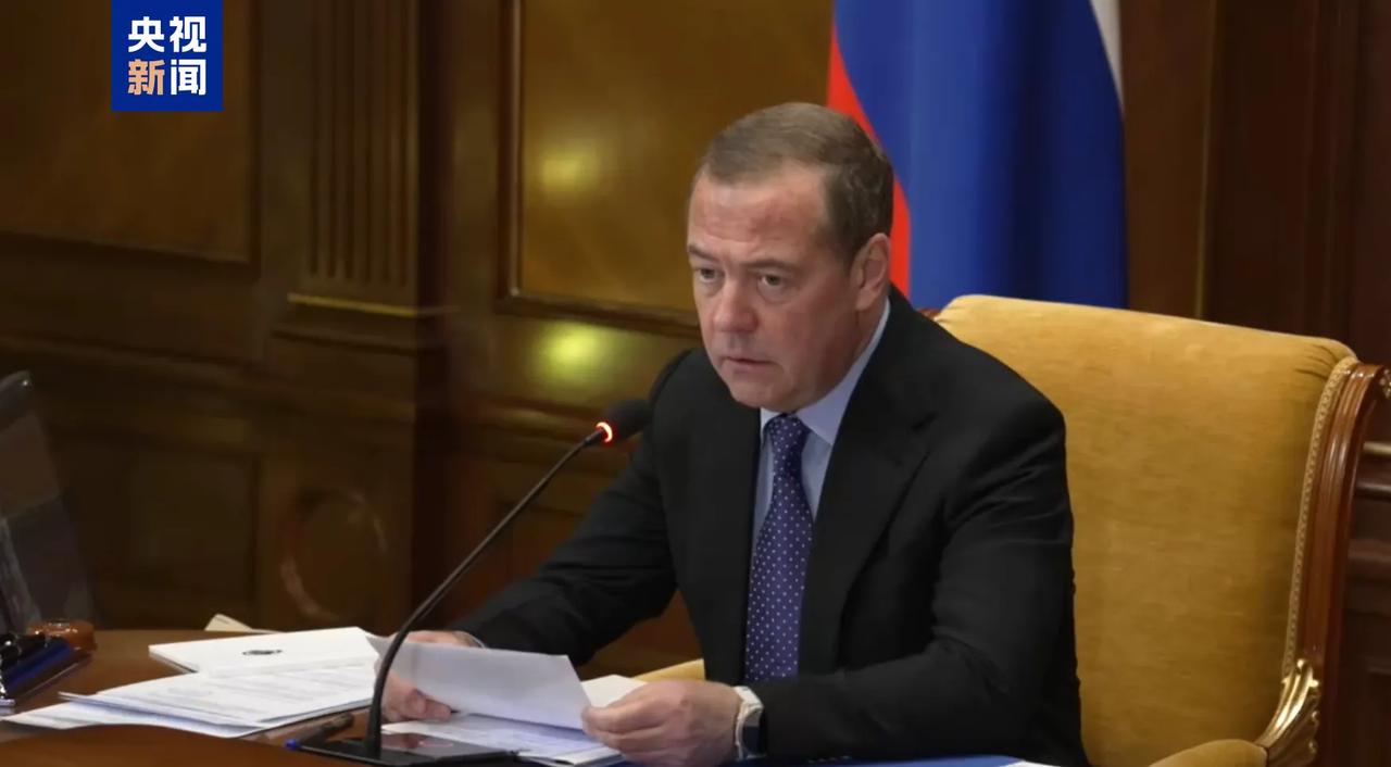 俄罗斯征兵年龄也低到了18岁，赶上乌克兰了据央视新闻客户端，1月16日，俄